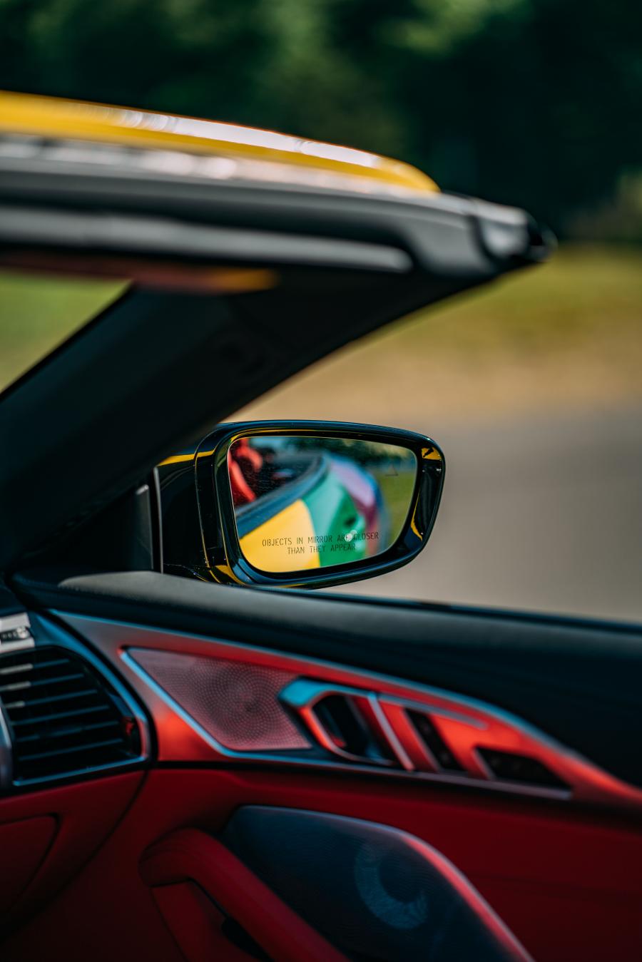 Детали интерьера BMW M850i xDrive Cabriolet LGBTQ+ (G14) 2020 года  (фото 6 из 12)